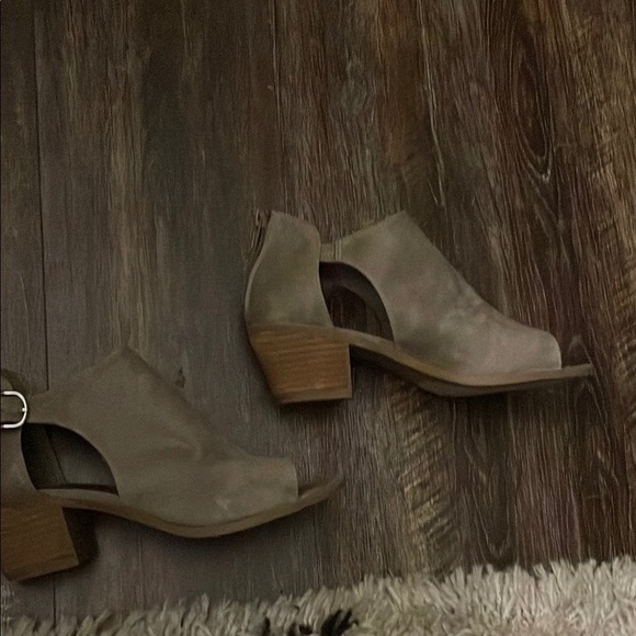 Carlos Santana Brown High Vamp Suede Clogs - Picture 3 of 4